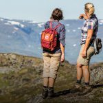 Femmes en montagne avec un sac à dos Fjallraven et chaussures de randonnée Paris, À la Ville, à la Montagne