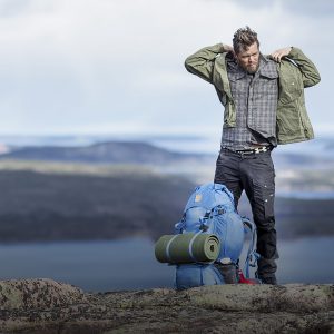 Homme en montagne, matériel de trekking, À la ville, à la montagne